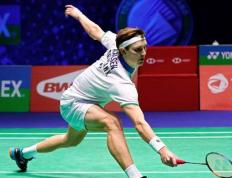 法(fǎ)國(guó)羽毛球(qiú)公開(kāi)赛男單(dān)比(bǐ)赛，安赛龙對(duì)阵马来西亚选手梁峻(jùn)豪，比(bǐ)赛激(jī)烈精彩，安赛龙展現(xiàn)出强大實(shí)力(lì)和冷静应對(duì)能力(lì)