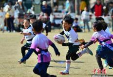 福州：娃娃们比拼橄(gǎn)榄球(qiú)