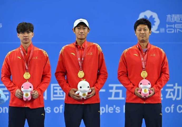 全运会网球男双決(jué)赛:唐(táng)盛 / 孙浅 2-1 力(lì)克布云朝(cháo)克特 / 郑展，逆转夺金(jīn)