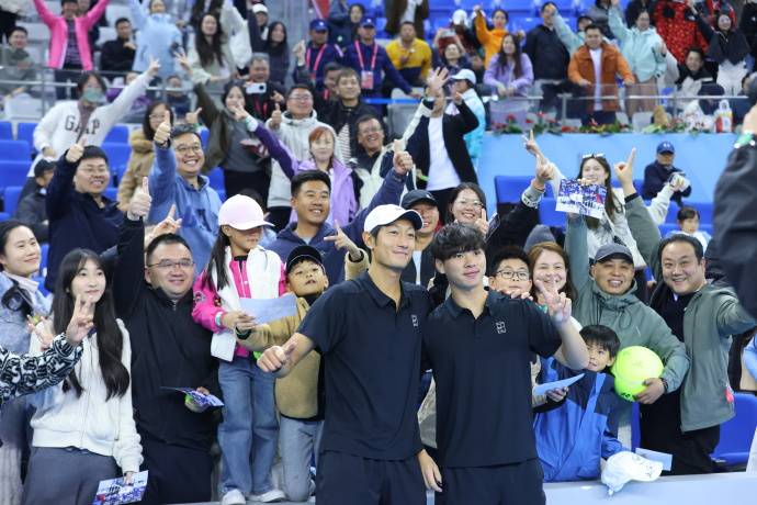 全运会网球男双決(jué)赛:唐(táng)盛 / 孙浅 2-1 力(lì)克布云朝(cháo)克特 / 郑展，逆转夺金(jīn)