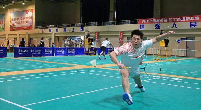 威海(hǎi)高區(qū)总工会擧(jǔ)辦(bàn)職(zhí)工羽(yǔ)毛(máo)球比(bǐ)赛