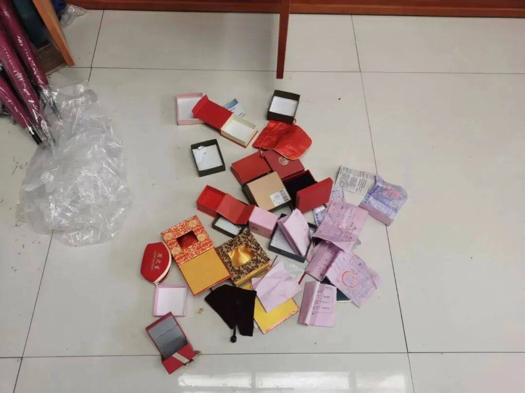 狠人(rén)！偷了自己家，再偷朋友家！警方提醒