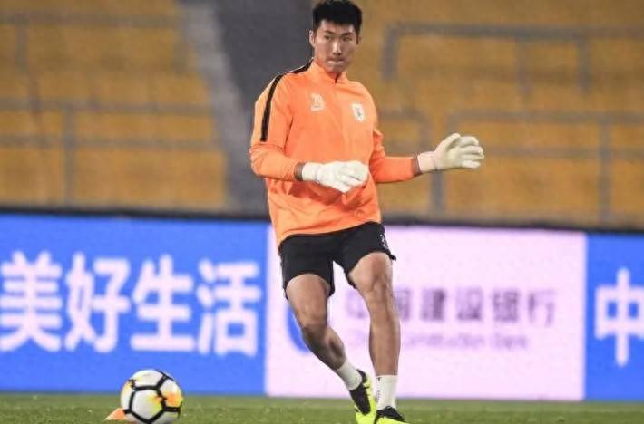 意外！不是王大雷也(yě)不是于金永，他是唯(wéi)一入(rù)围金手套奖的鲁能(néng)門(mén)将