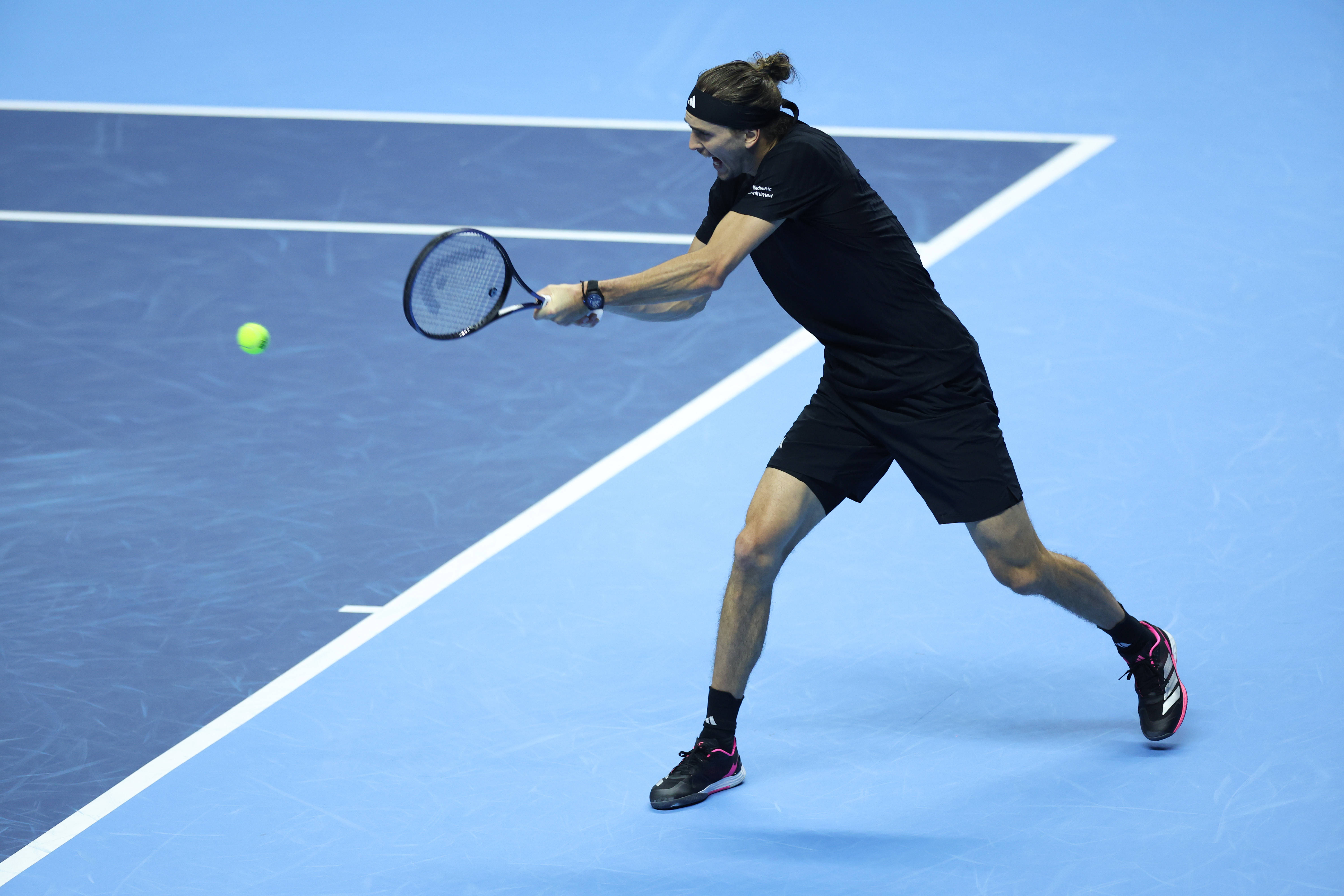 （体育）網(wǎng)球——ATP年終(zhōng)总決(jué)赛：奧(ào)热-阿利亞(yà)西姆(mǔ)胜兹韋(wéi)列夫(fū)