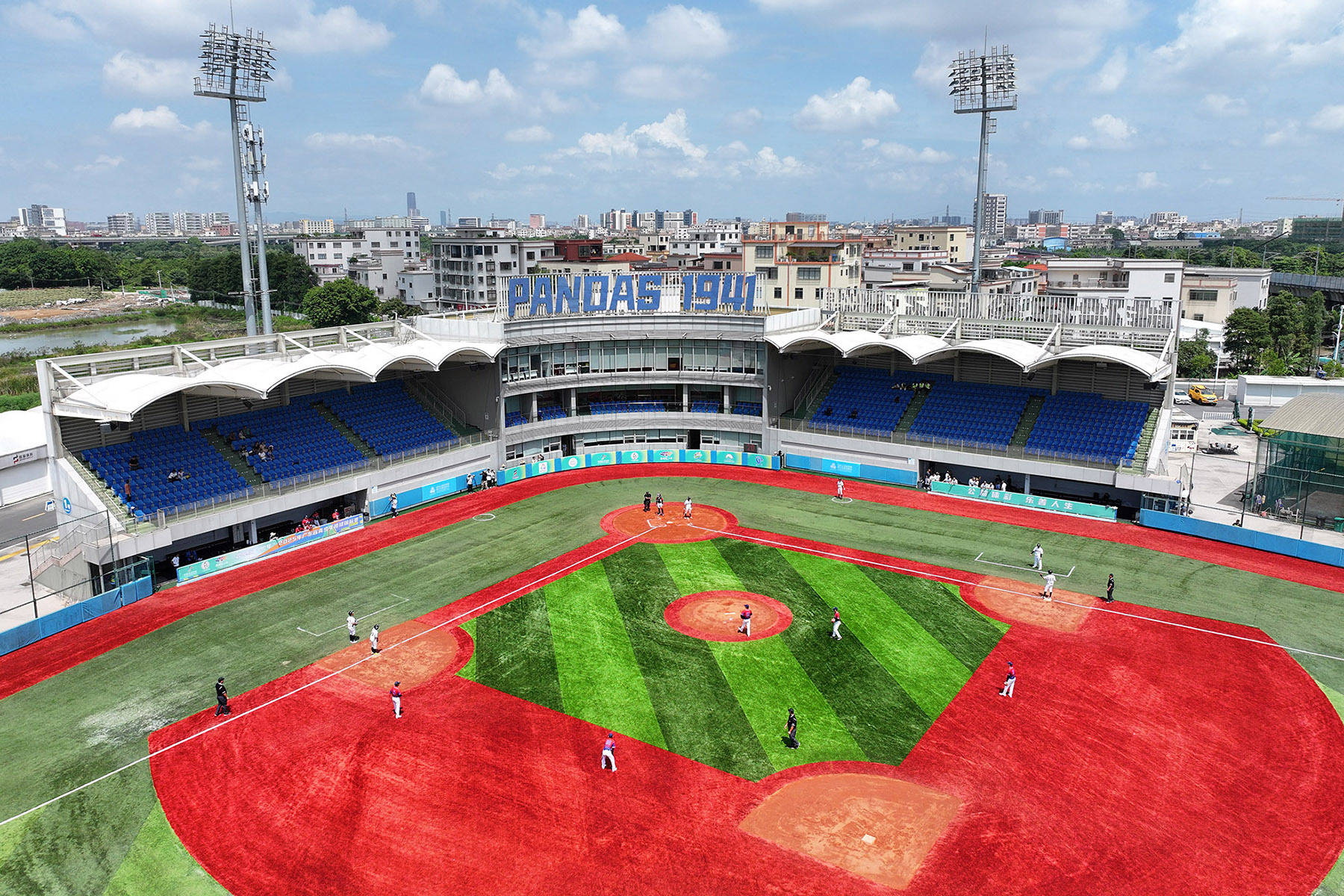 图集｜“棒球之(zhī)城(chéng)”中山，正全力揮(huī)出“本垒打”