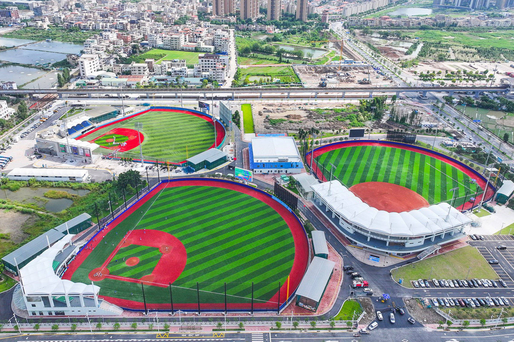 图集｜“棒球之(zhī)城(chéng)”中山，正全力揮(huī)出“本垒打”