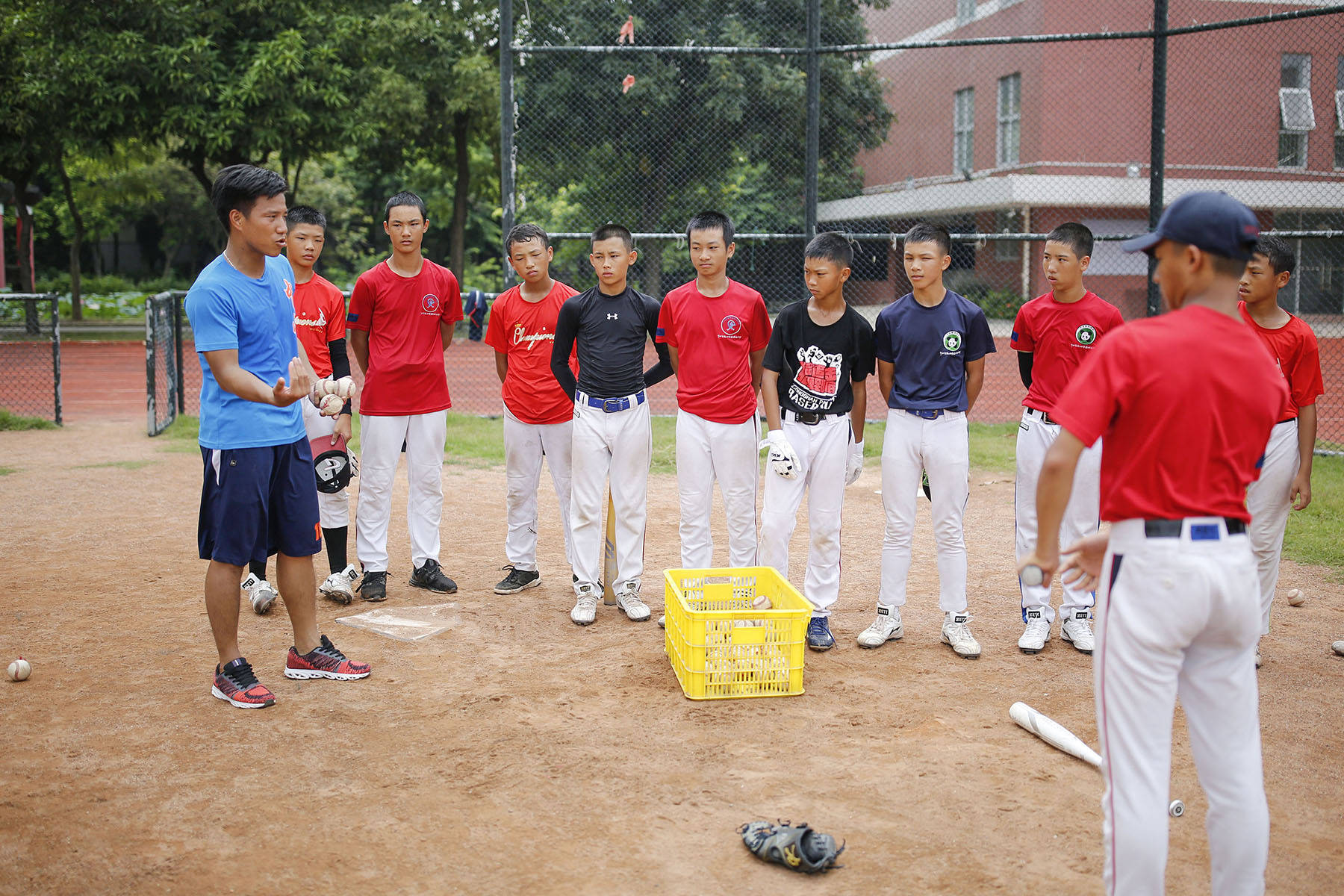 图集｜“棒球之(zhī)城(chéng)”中山，正全力揮(huī)出“本垒打”