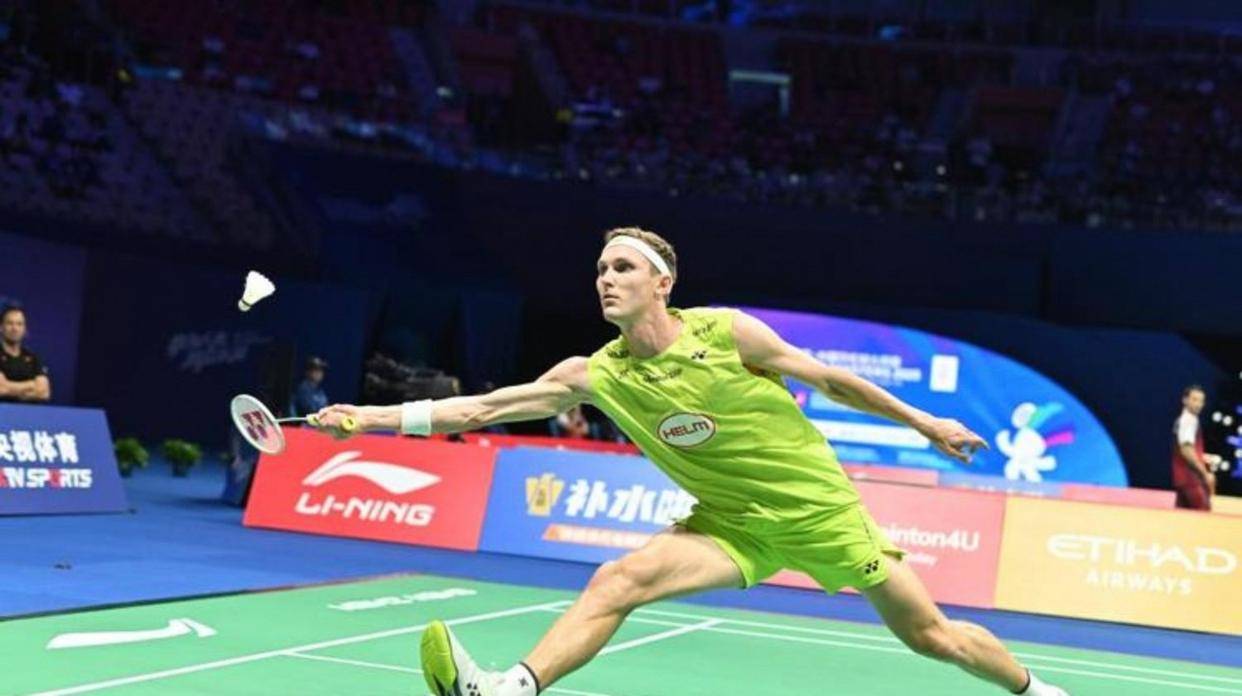 法(fǎ)國(guó)羽毛球(qiú)公開(kāi)赛男單(dān)比(bǐ)赛，安赛龙對(duì)阵马来西亚选手梁峻(jùn)豪，比(bǐ)赛激(jī)烈精彩，安赛龙展現(xiàn)出强大實(shí)力(lì)和冷静应對(duì)能力(lì)