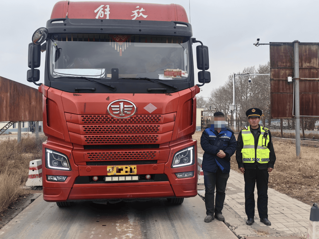 青城交(jiāo)警(jǐng)精准打擊(jī)，5台“百吨王”被查獲(huò)